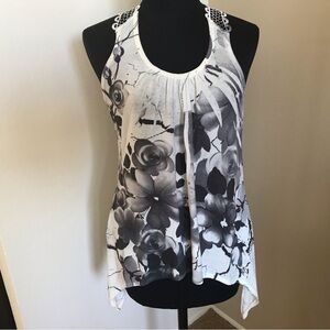 Candy Rain size M SHARK BITE TANK
TOP Black and white floral with crochet back
